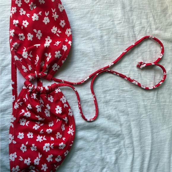 Red Floral Bikini Set 🌹🏊‍♀️🌊 - Picture 2 of 6